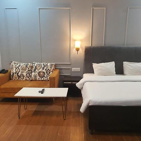 Mallenzo Suites Dlf Phase 1 Gurgaon Exteriör bild