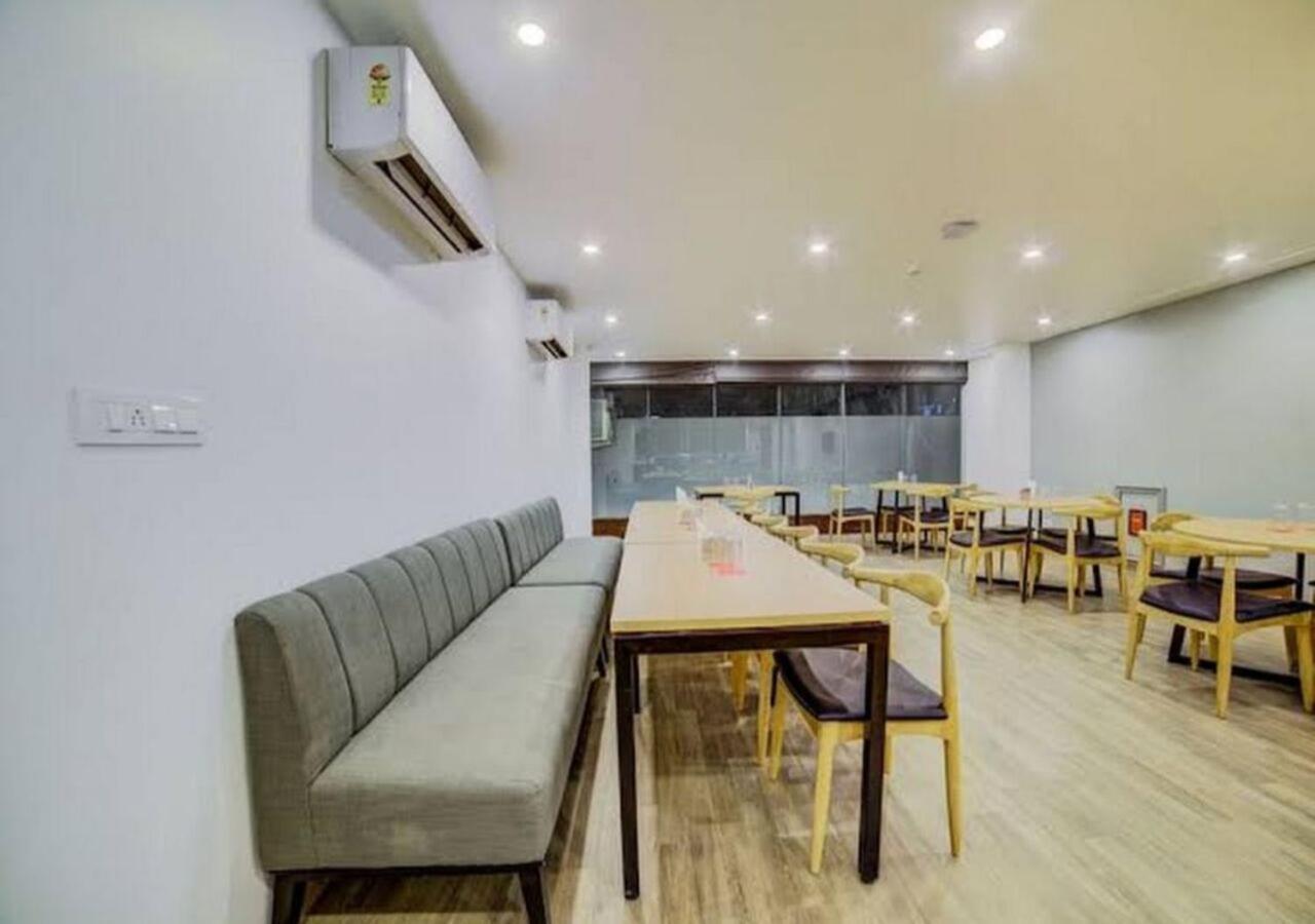 Mallenzo Suites Dlf Phase 1 Gurgaon Exteriör bild