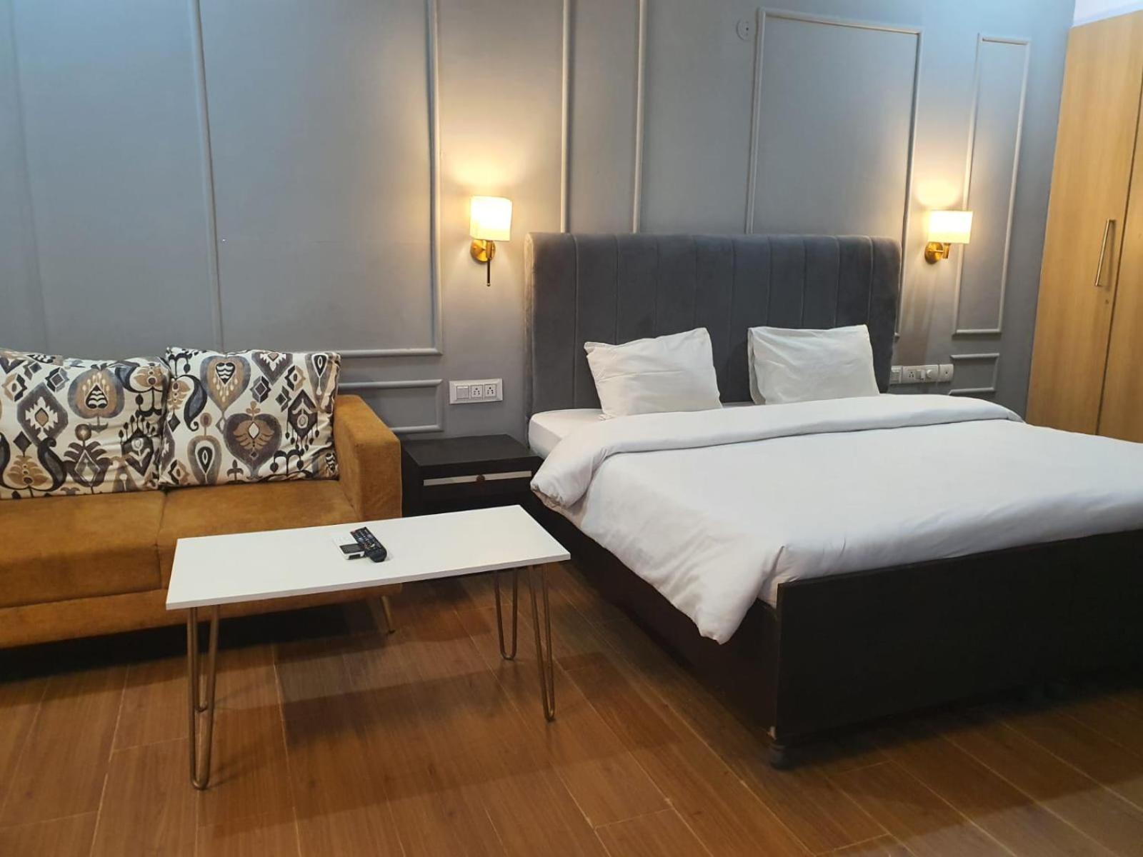 Mallenzo Suites Dlf Phase 1 Gurgaon Exteriör bild