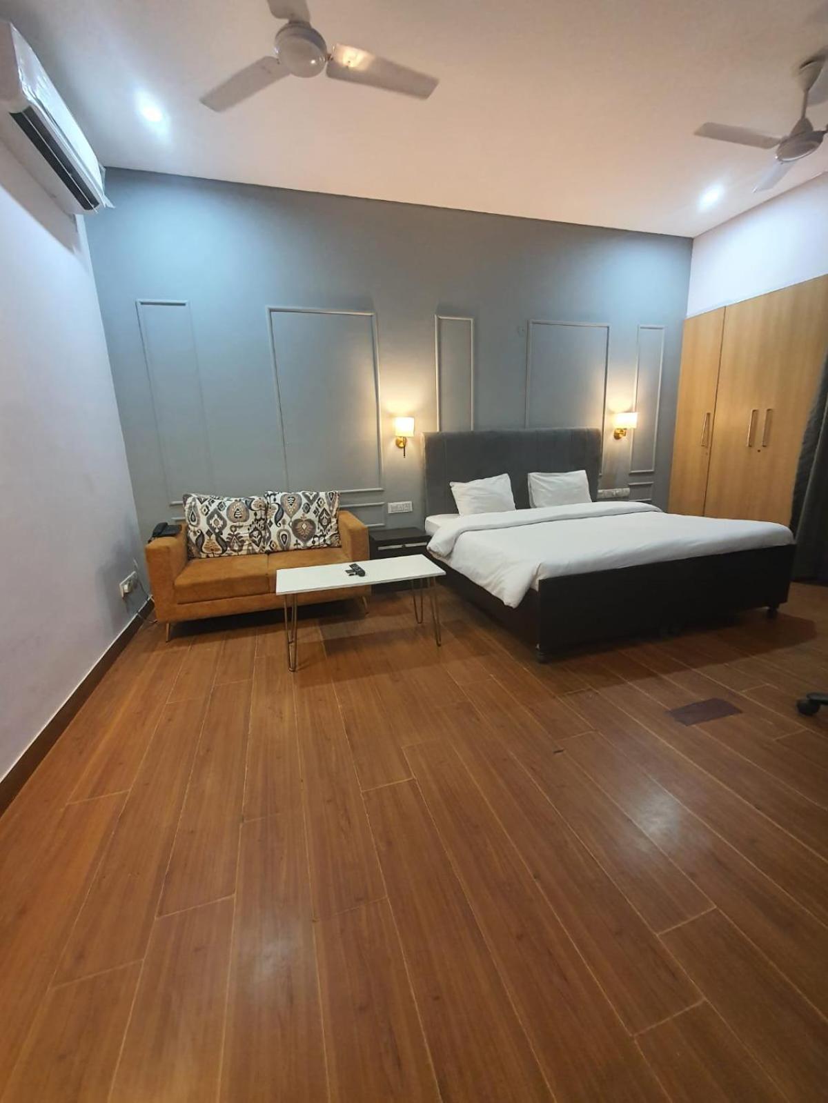Mallenzo Suites Dlf Phase 1 Gurgaon Exteriör bild