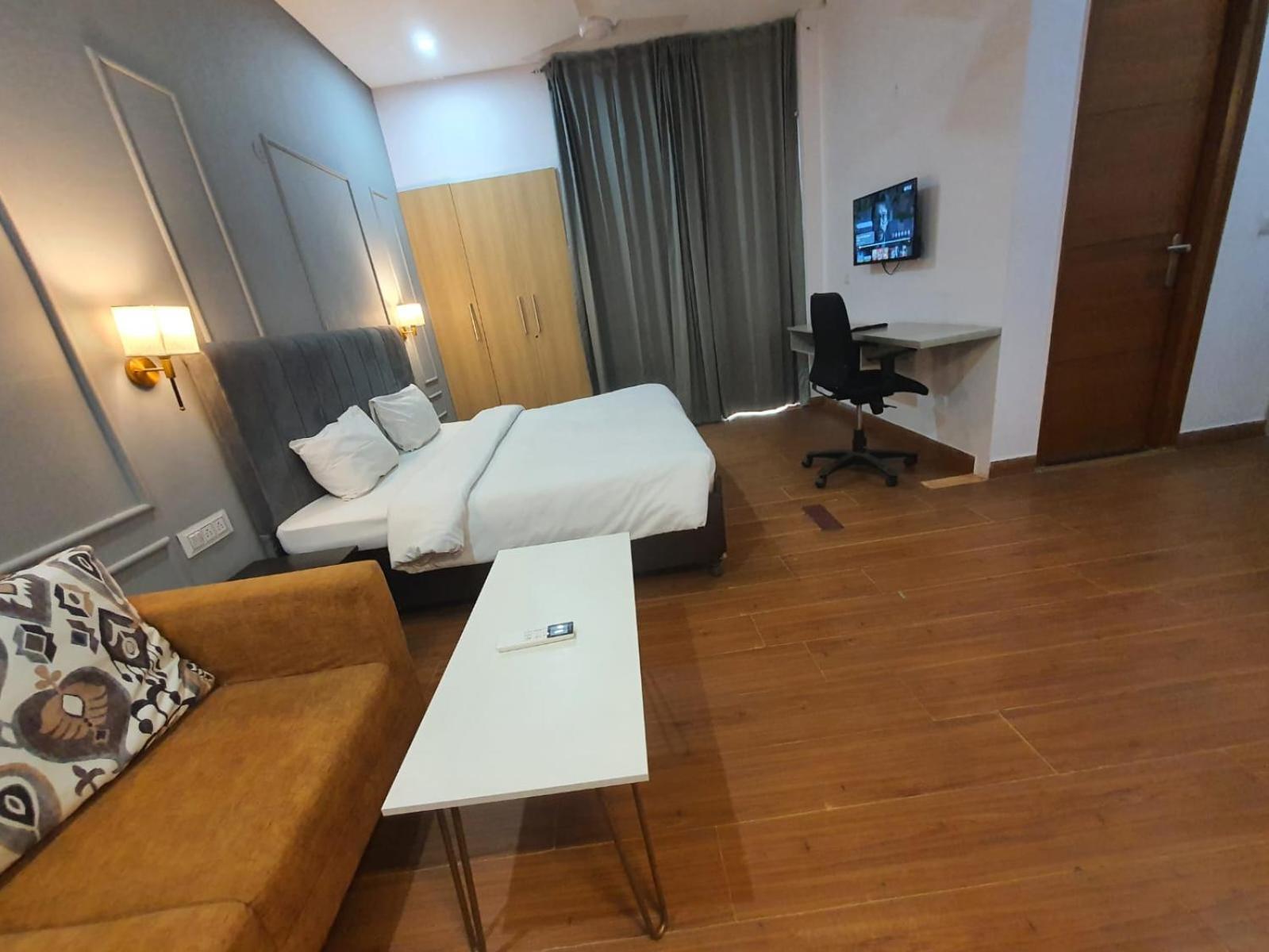 Mallenzo Suites Dlf Phase 1 Gurgaon Exteriör bild