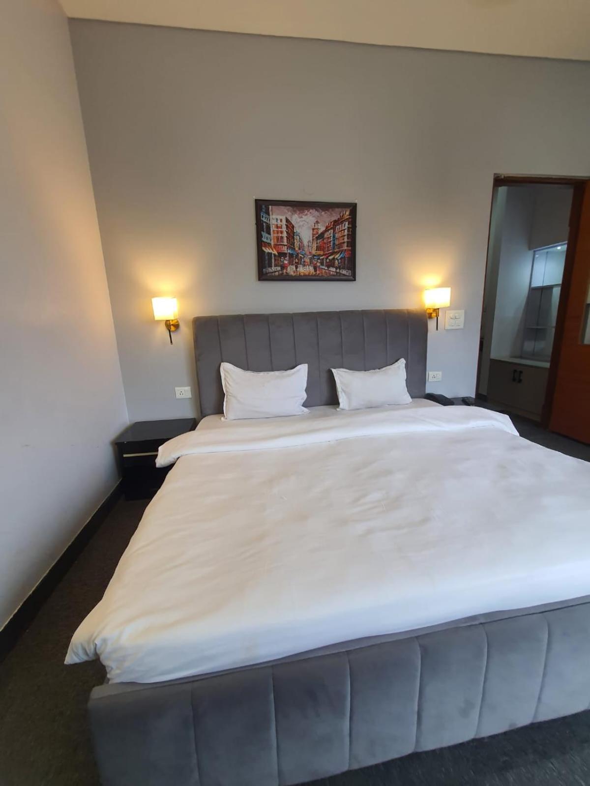 Mallenzo Suites Dlf Phase 1 Gurgaon Exteriör bild