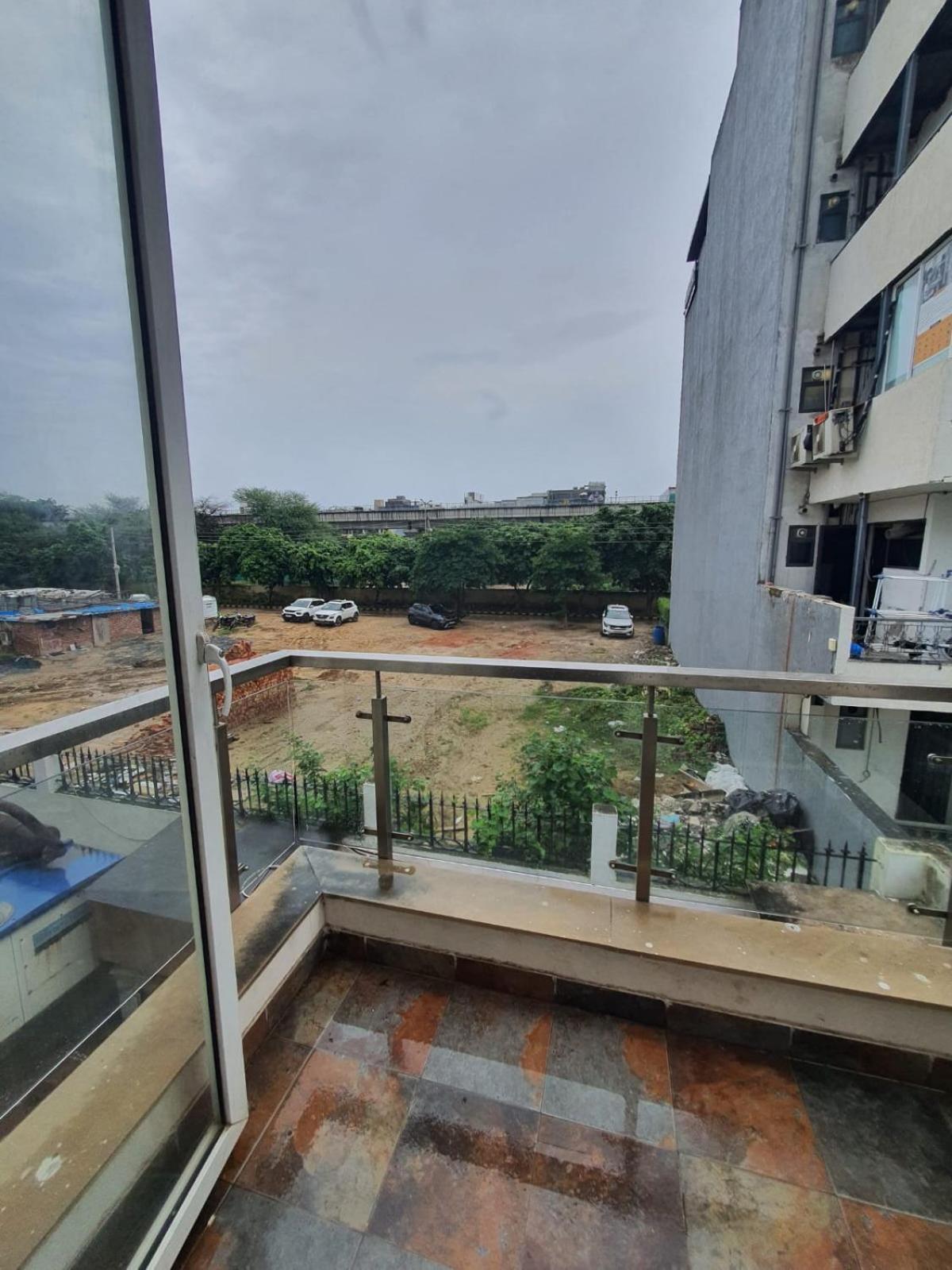 Mallenzo Suites Dlf Phase 1 Gurgaon Exteriör bild