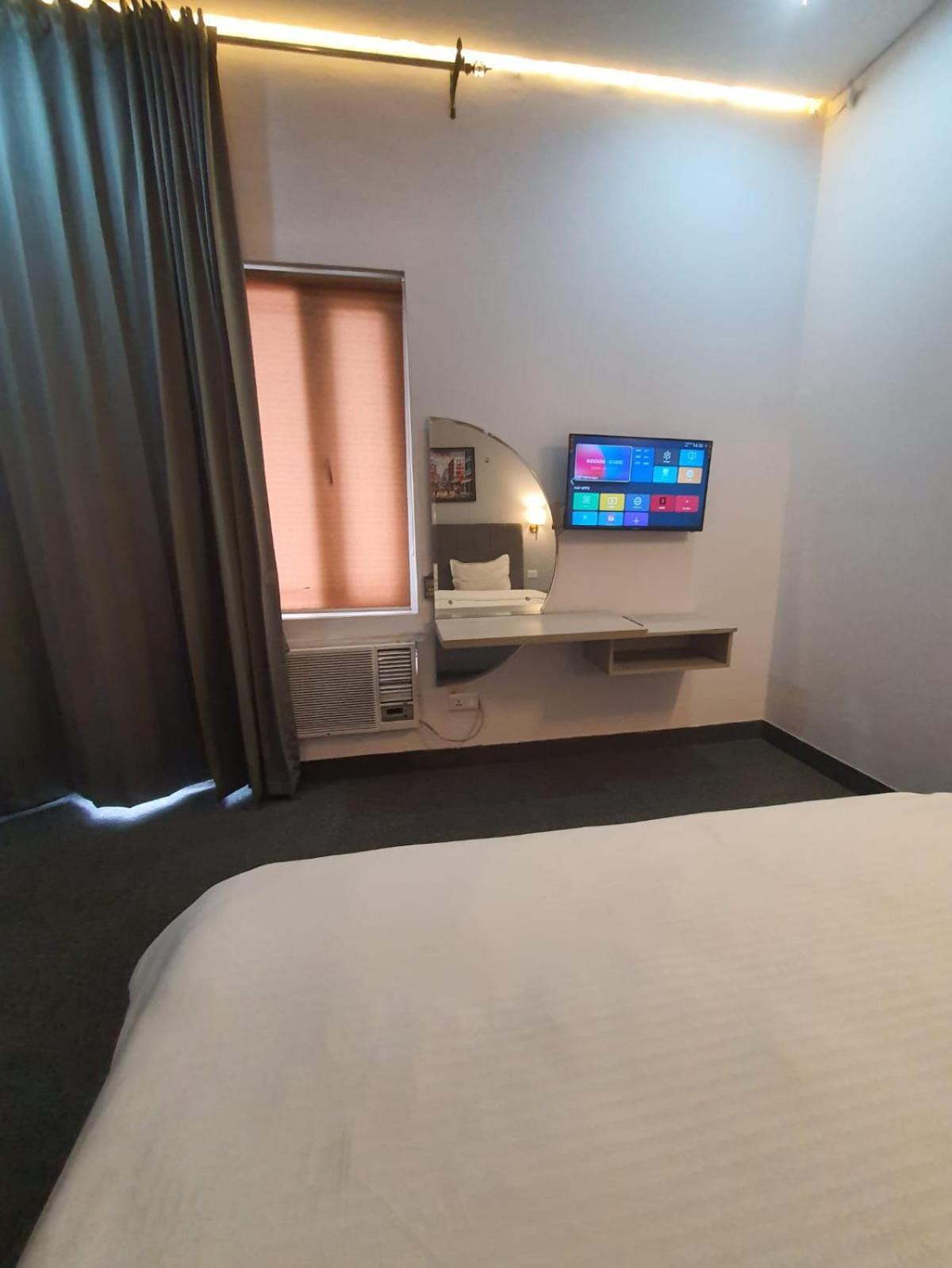 Mallenzo Suites Dlf Phase 1 Gurgaon Exteriör bild