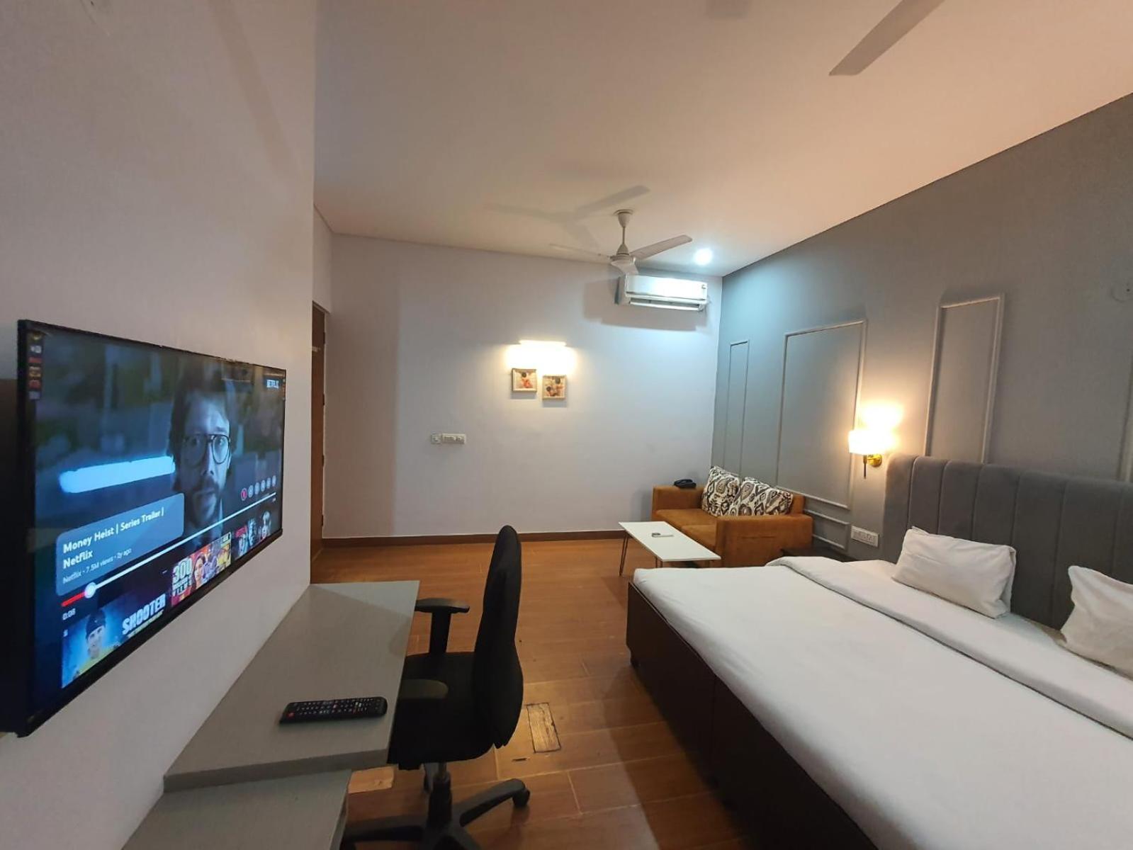 Mallenzo Suites Dlf Phase 1 Gurgaon Exteriör bild
