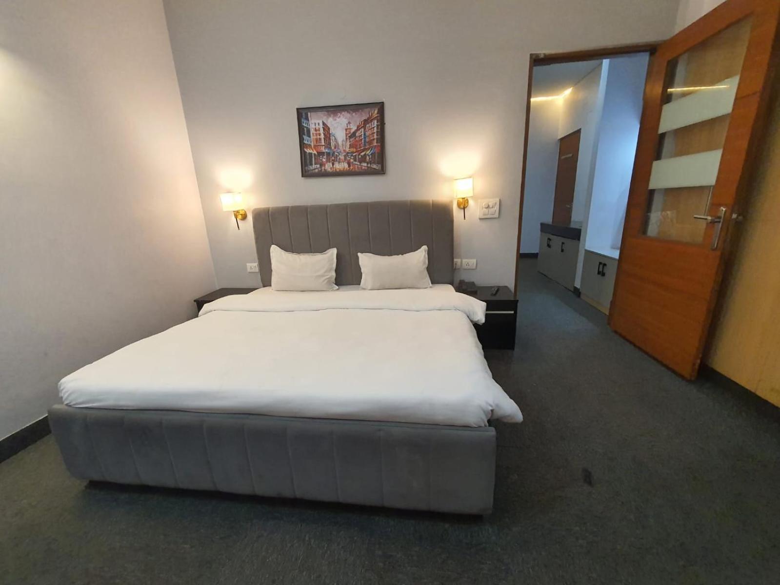Mallenzo Suites Dlf Phase 1 Gurgaon Exteriör bild