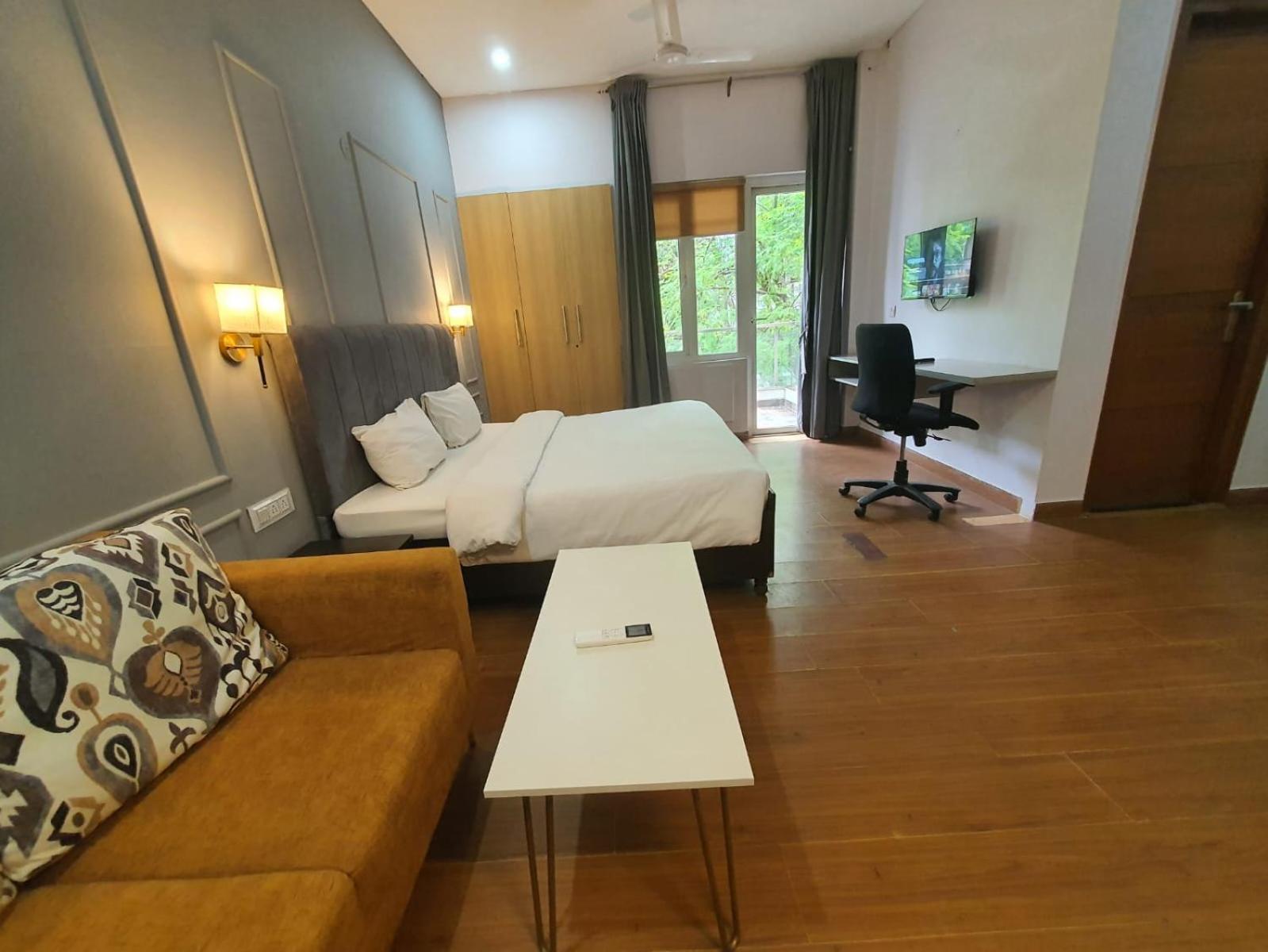 Mallenzo Suites Dlf Phase 1 Gurgaon Exteriör bild
