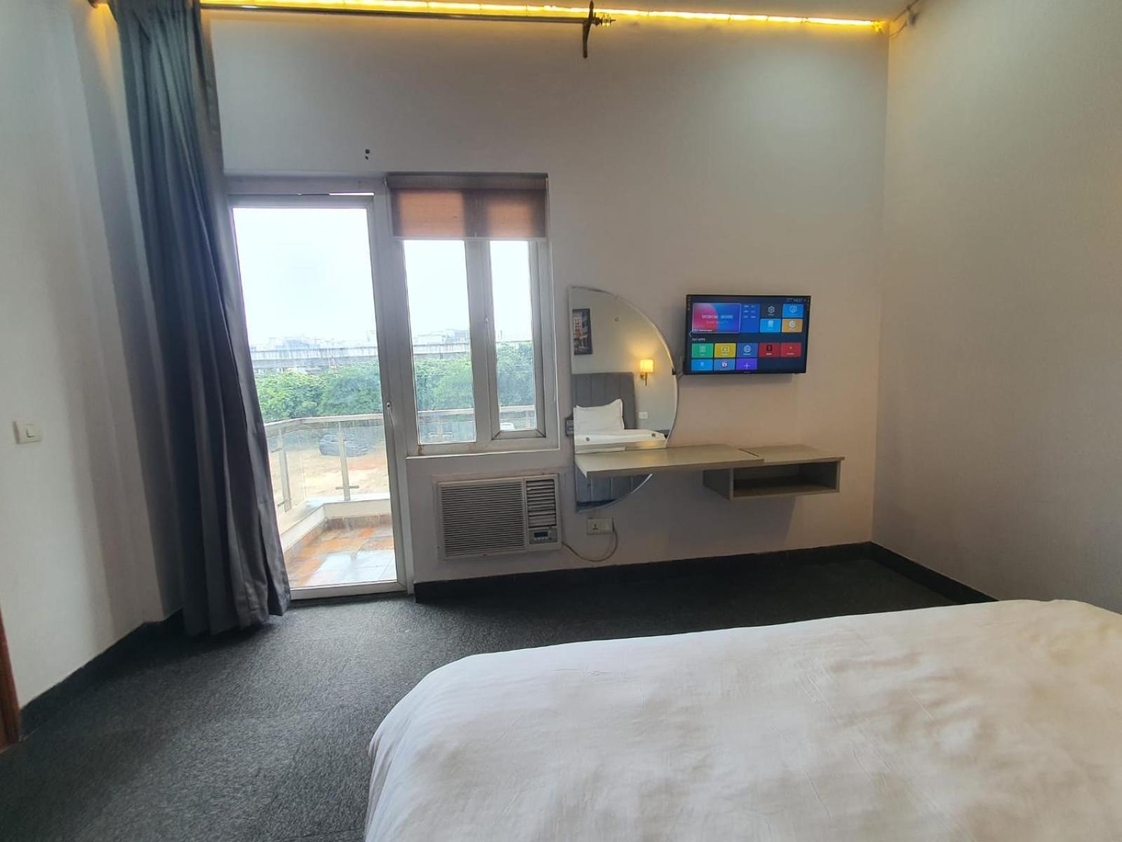 Mallenzo Suites Dlf Phase 1 Gurgaon Exteriör bild