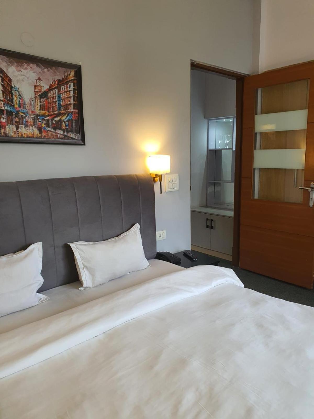 Mallenzo Suites Dlf Phase 1 Gurgaon Exteriör bild